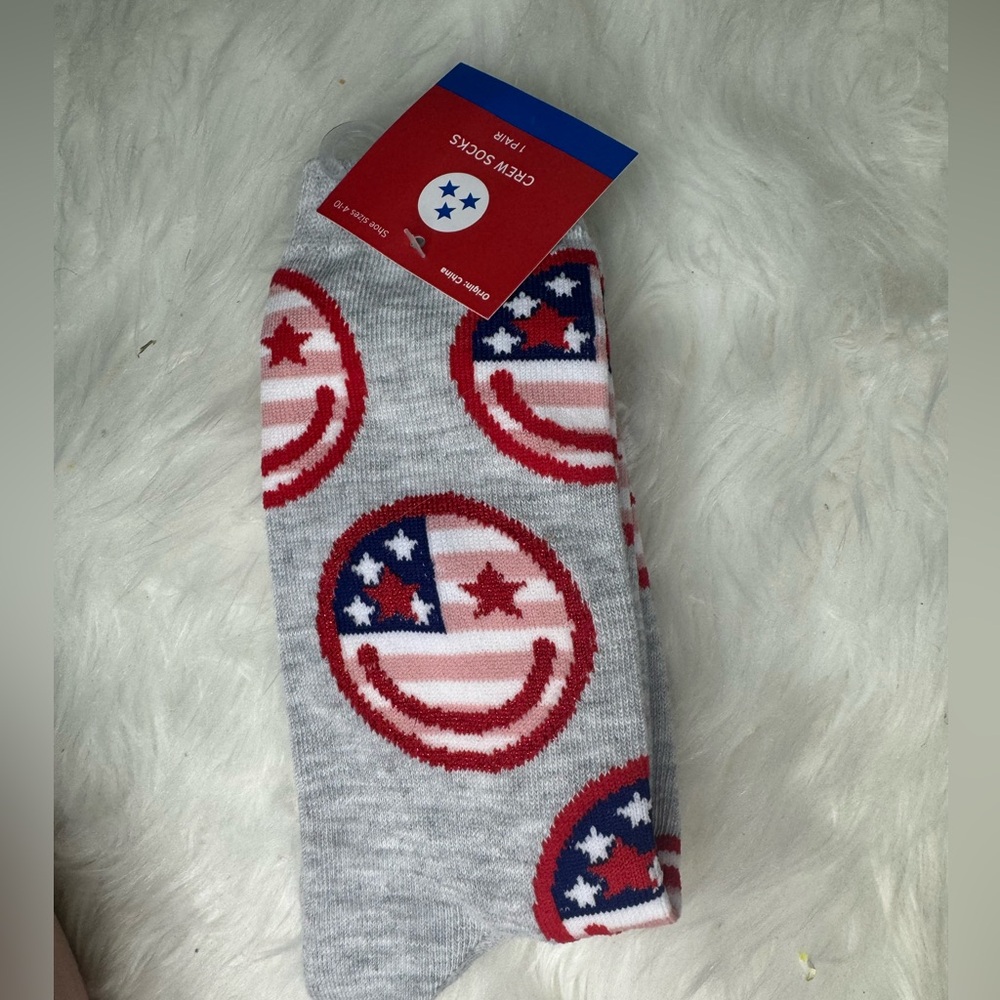 New Americana smiley face crew socks 🛍